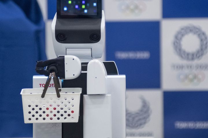 Le "Human&nbsp;support robot" (HSR) de Toyota est un robot automatisé qui apportera une assistance aux membres de l'organisation et aux spectateurs. (ALESSANDRO DI CIOMMO / NURPHOTO / AFP)