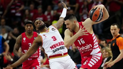 Jordan Loyd (Monaco) au duel avec Kostas Papanikolau (Olympiakos), le 19 mai 2023, lors des demi-finales du Final Four de l'Euroligue. (MAXPPP)