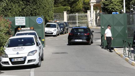 L'entrée de la résidence du Préfet de région dans laquelle Emmanuel et Brigitte Macron passent leurs vacances, le 14 août 2017 à Marseille. (LAUNETTE FLORIAN / MAXPPP)