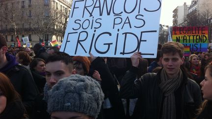 Avec un clin d'&oelig;il &agrave; la porte-parole des opposants, les manifestants ont &eacute;galement interpell&eacute; Fran&ccedil;ois Hollande. (VINCENT DANIEL / FRANCETV INFO)