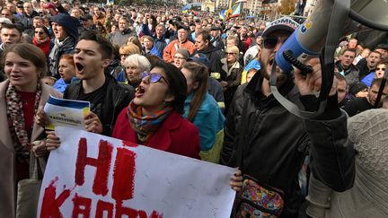 Des manifestants à Kiev (Ukraine) contre une autonomie accrue des territoires séparatistes pro-russes, le 6 octobre 2019. (GENYA SAVILOV / AFP)