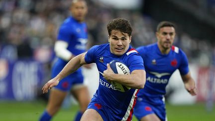 Le capitaine du XV de France, Antoine Dupont, contre l'Irlande, dans le Tournoi des&nbsp;six nations, le 12 février 2022. (FRANCOIS MORI / AP)