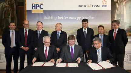 Les dirigeants d'EDF, de China General Nuclear Corporatio et le secrétaire d'Etat britannique aux&nbsp;Affaires, signent&nbsp;l'accord d'Hinkley Point en présence de Jean-Marc Ayrault, le 29 septembre 2016, à Londres.&nbsp; (PHILIP TOSCANO / AFP)