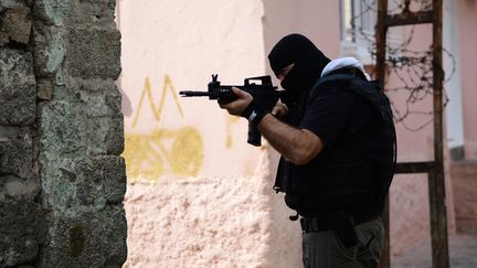 Un policier turc dans les rues de Diyarbakir, le 13 octobre 2015, lors d'une op&eacute;ration contre le PKK. ( ANADOLU AGENCY / AFP)