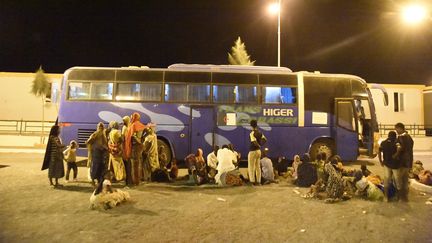 Migrants du Niger en voie d'être rapatriés par les autorités algériennes à Tamanrasset, dans le sud algérien.&nbsp; (RYAD KRAMDI / AFP)