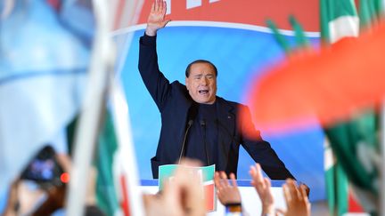 Silvio Berlusconi face &agrave; plusieurs milliers de ses partisans rassembl&eacute;s devant sa r&eacute;sidence du palais Grazioli &agrave; Rome,&nbsp;le 27 novembre 2013. (FILIPPO MONTEFORTE / AFP)