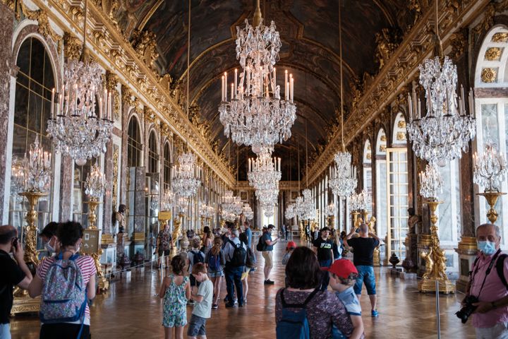 Des touristes visitent le château de Versailles en juillet 2020.&nbsp; (UGO PADOVANI / HANS LUCAS)