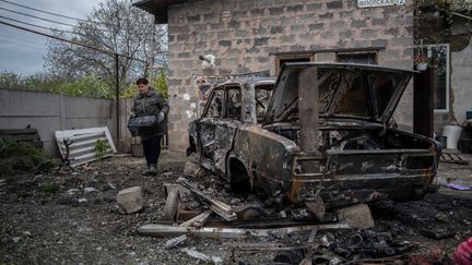 Une habitante du district de Kirovsky, près de Donetsk (Ukraine), le 30 avril 2022. (VALERY MELNIKOV / SPUTNIK / AFP)