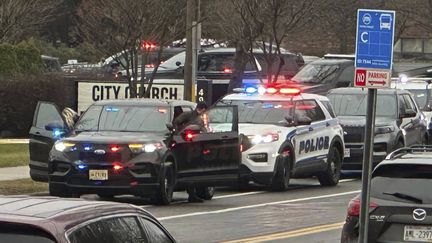 Des véhicules de police stationnés aux abords de l'école chrétienne Abundant Life à Madison, dans le Wisconsin (Etats-Unis), où a eu lieu une fusillade faisant plusieurs morts, le 16 décembre 2024. (SCOTT BAUER / AP / SIPA)