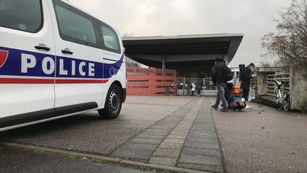 Lundi 1er février en soirée, les investigations se poursuivent aux abords du lycée Jean-Prouvé de Nancy. Les polices nationale et municipale vont renforcer la surveillance dans le secteur. (Arnauld Salvini/ France Télévisions.)