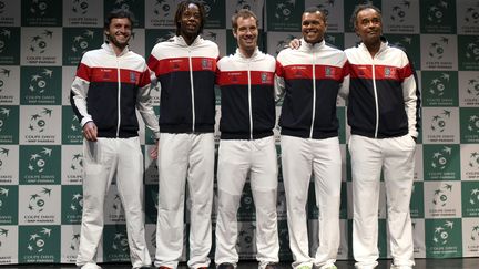 Les "mousquetaires" Gilles Simon, Richard Gasquet, Gaël Monfils, Jo-Wilfried Tsonga avec leur capitaine Yannick Noah  (MIGUEL MEDINA / AFP)