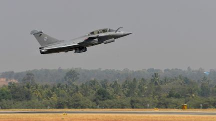 Un avion Rafale s'envole de la base de Bangalore, en Inde, le 18 f&eacute;vrier 2015. (MANJUNATH KIRAN / AFP)