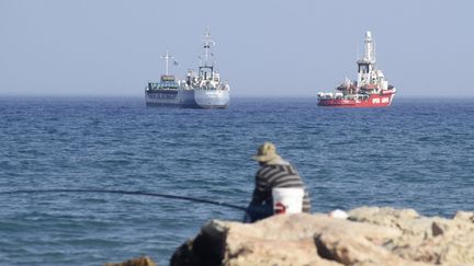 Un navire transportant de l'aide humanitaire à destination de la bande de Gaza, au départ du port chypriote de Lanarca, le 30 mars 2024. (IAKOVOS HATZISTAVROU / AFP)