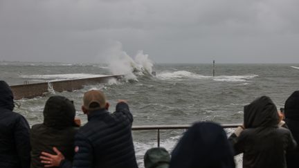 À Ploemeur (Morbihan), la tempête Ciaran est arrivée en début de soirée le 1er novembre 2023 : avant l'interdiction de circuler, les curieux étaient nombreux à regarder la mer déchaînée. (MARIE SEBIRE / MAXPPP)