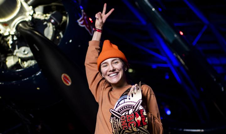 La B-Girl russe Kastet, 22 ans, a conservé son titre (une première pour une femme), en remportant la finale mondiale RedBull BC One, à Salzbourg (Autriche), le 28 novembre 2020. (LITTLE SHAO / RED BULL CONTENT POOL / AFP)