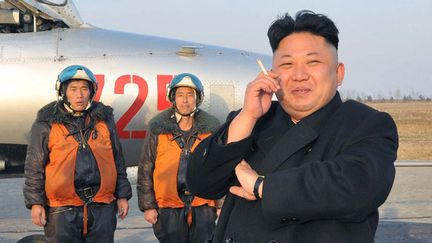 Kim Jong-un&nbsp;lors d'un exercice militaire, le 18 mars 2014. Le dirigeant nord-cor&eacute;en serait un amateur d'emmental. (KNS / KCNA / AFP)