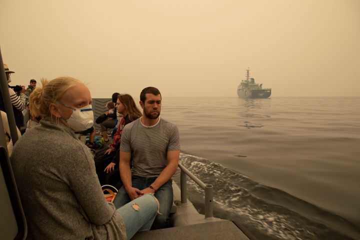 Des habitants sont évacués à bord d'une chaloupe à Mallacoota (Australie), vendredi 3 janvier 2019.&nbsp; (AUSTRALIAN DEPARTMENT OF DEFENCE / ANADOLU AGENCY / AFP)