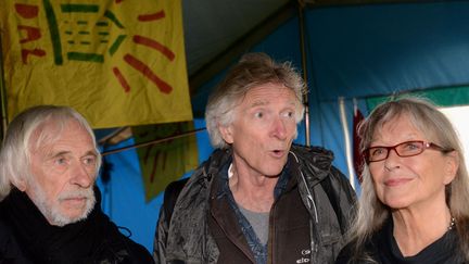 Pierre Richard, Marina Vlady et, au centre, Jean-Baptise Eyraud, porte-parole du DAL, le 5 octobre 2015.
 (AFP)