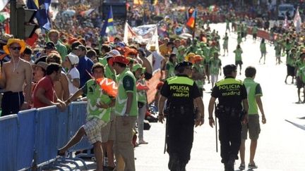 Des pélerins font la queue sur la place de Cibeles à Madrid, à l'occasion des Journées Mondiales de la Jeunesse (JMJ). (Dani Pozo / AFP)