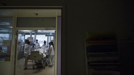 Une équipe médicale s'affaire autour d'un patient atteint du Covid-19 dans un hôpital de Seine-Saint-Denis, le 14 décembre 2021. (JULIEN DE ROSA / AFP)