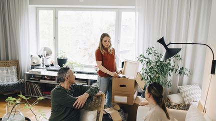 Selon une étude, publiée le 16 mai par la Fondation Abbé Pierre, les "Tanguy" les jeunes adultes vivants encore chez leurs parents sont de plus en plus nombreux en France, presque cinq millions, c’est-à-dire 250 000 de plus qu’en 2013. (Photo d'illustration) (MASKOT / DIGITAL VISION)