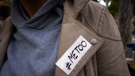 Une&nbsp;personne manifeste contre les violences sexuelles à Toulouse (Haute-Garonne), le 29 octobre 2017.&nbsp; (ALAIN PITTON / NURPHOTO / AFP)