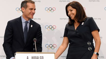 Eric Garcetti, maire de Los Angeles et Anne Hidalgo, maire de Paris au Comité international olympique à Lausanne (Paris), le 11 juillet 2017. (PHILIPPE MILLEREAU / DPPI MEDIA)