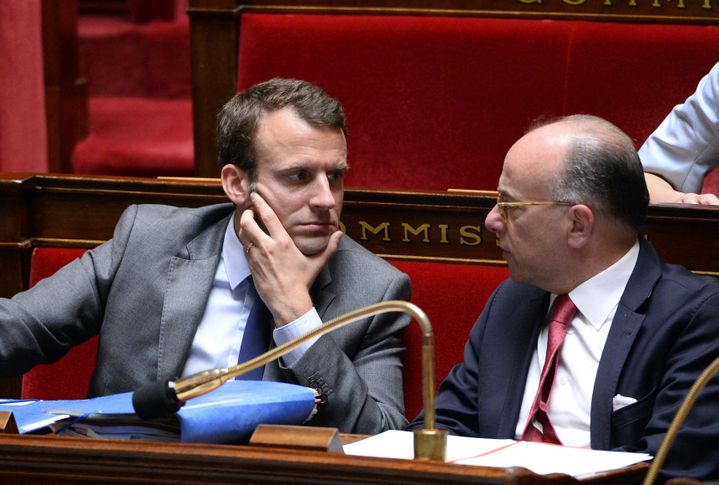 Emmanuel Macron, ministre de l'Economie et du Numérique, et Bernard Cazeneuve, ministre de l'Intérieur, en juin 2015. (BERTRAND GUAY / AFP)