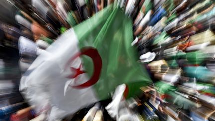 Des manifestants algériens à Alger lors du 26ème vendredi consécutif de&nbsp;protestation, le 16 août 2019.&nbsp; (RYAD KRAMDI / AFP)