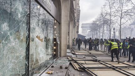 "Gilets jaunes" : les commerces vandalisés des Champs-Élysées ont-ils survécu ?