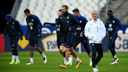 Didier Deschamps à l'entraînement des Bleus, le 28 mars 2016 (FRANCK FIFE / AFP)