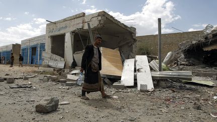 Un Yéménite marche près des ruines d'un bâtiment bombardé à Sanaa, le 29 août 2016. (MOHAMMED HUWAIS / AFP)