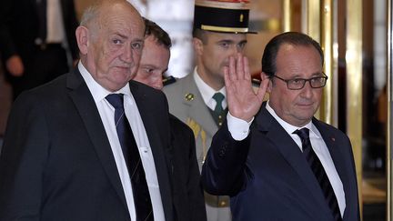 François Hollande et le président de la FFR Pierre Camou, en sortant de l'hôtel londonien des Bleus. (FRANCK FIFE / AFP)