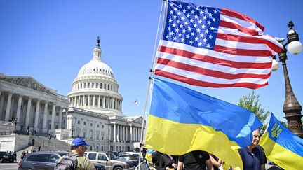 Les partisans de l'Ukraine célèbrent à Washington l'adoption par la Chambre des représentants de plusieurs projets de loi, notamment sur l'aide à Kiev, le 20 avril 2024. (CELAL GUNES / ANADOLU / AFP)