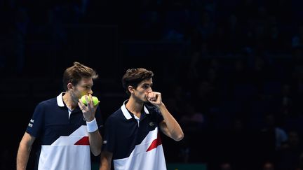 Les joueurs français Pierre-Hugues Herbert et Nicolas Mahut, lors de la finale du Masters&nbsp;contre le&nbsp;duo américain&nbsp;Jack Sock et Mike Bryan, le 18 novembre 2018 à Londres (Royaume-Uni).&nbsp; (GLYN KIRK / AFP)