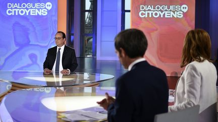 Le président Françios Hollande, invité de "Dialogues citoyens", sur France 2, le 14 avril 2016. (STEPHANE DE SAKUTIN / AFP)