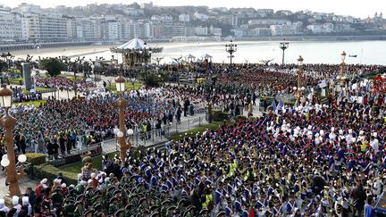 5000 enfants venant de 49 compagnies ont défilé ce 20 janvier 2016 pour la traditionnelle Tamborrada de San Sebastian au Pays basque espagnol.
 (Javier Etxezarreta/EFE/Newscom/MaxPPP)