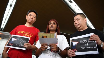 Des proches&nbsp;des passagers du vol MH370&nbsp;de Malaysia Airlines, portés disparu il y a près de trois ans, à l'aéroport de Kuala Lumpur (Malaisie), le 3 décembre 2016.&nbsp; (MANAN VATSYAYANA / AFP)