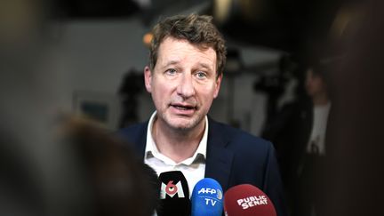 Yannick Jadot parle aux médias, le 26 mai 2019, à Paris. (STEPHANE DE SAKUTIN / AFP)