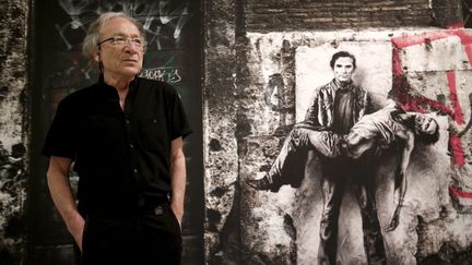 Ernest Pignon-Ernest posant devant l'une des ces célèbres créations "Pasolini". Ici lors d'une exposition au Mamac de Nice en 2016.&nbsp; (FRANCK FERNANDES / MAXPPP)