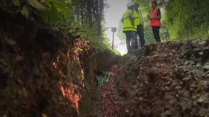 De violents orages ont frappé le Calvados dans la nuit du lundi 24 au mardi 25 juin, occasionnant des dégâts importants. Le maire de Saint-Désir, l'une des communes les plus touchées, est au chevet des habitants. (FRANCE 2)