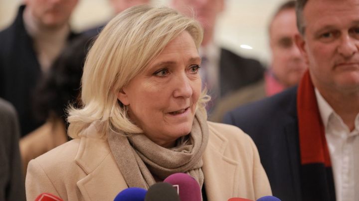 Marine Le Pen au tribunal de Paris, le 27 novembre 2024, pour le procès des assistants parlementaires européens du Front national. (MOHAMAD SALAHELDIN ABDELG ALSAYE / ANADOLU / AFP)