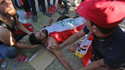 Un manifestant blessé lors d'un rassemblement contre la corruption à Bagdad (Irak), le 4 octobre 2019. (AHMAD AL-RUBAYE / AFP)