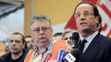 Fran&ccedil;ois Hollande, le 5 janvier 2012, en visite &agrave; la raffinerie Petroplus de Petit-Couronne (Seine-Maritime). (KENZO TRIBOUILLARD / AFP)