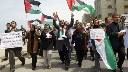 Des Palestiniens c&eacute;l&egrave;brent l'accord conclu entre l'OLP et le Hamas dans les rues de Gaza (Palestine), mercredi 23 avril 2014. (SAID KHATIB / AFP)