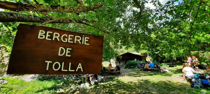 A la bergerie de Tolla, les randonneurs font une pause bien méritée, et peuvent acheter fromage de chèvre et charcuterie.&nbsp; (BENJAMIN ILLY / RADIO FRANCE)