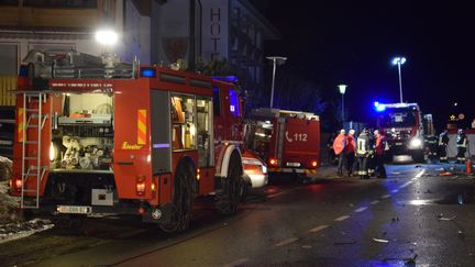 Les services d'urgence des pompiers volontaires de Luttach en Italie sécurisent le site de l'accident qui a causé la mort de six jeunes allemands, dimanche 5 janvier. (FREIWILLIGE FEUERWEHR LUTTACH / AFP)