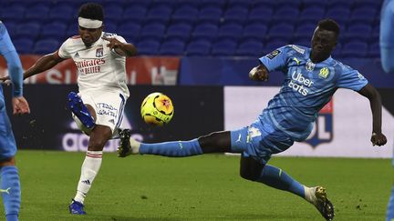 Thiago Mendes voit sa frappe contrée (JEAN-PHILIPPE KSIAZEK / AFP)