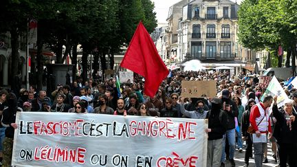 Des manifestants mobilisés à Reims contre l'extrême-droite, samedi 15 juin. (FRANCOIS NASCIMBENI / AFP)