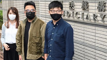 De gauche à droite :&nbsp;Agnes Chow, Ivan Lam et Joshua Wong, le 23 novembre 2020 à Hong Kong. Ils ont été condamnés à de la prison le 2 décembre 2020. (PETER PARKS / AFP)